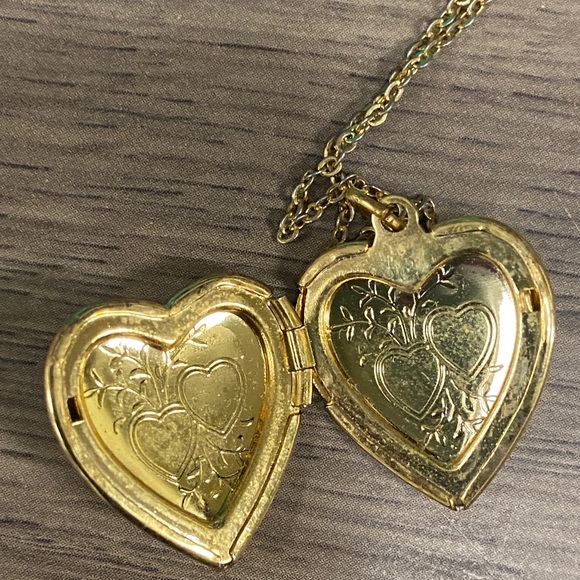 Vintage gold filled heart locket - Picture 3 of 3